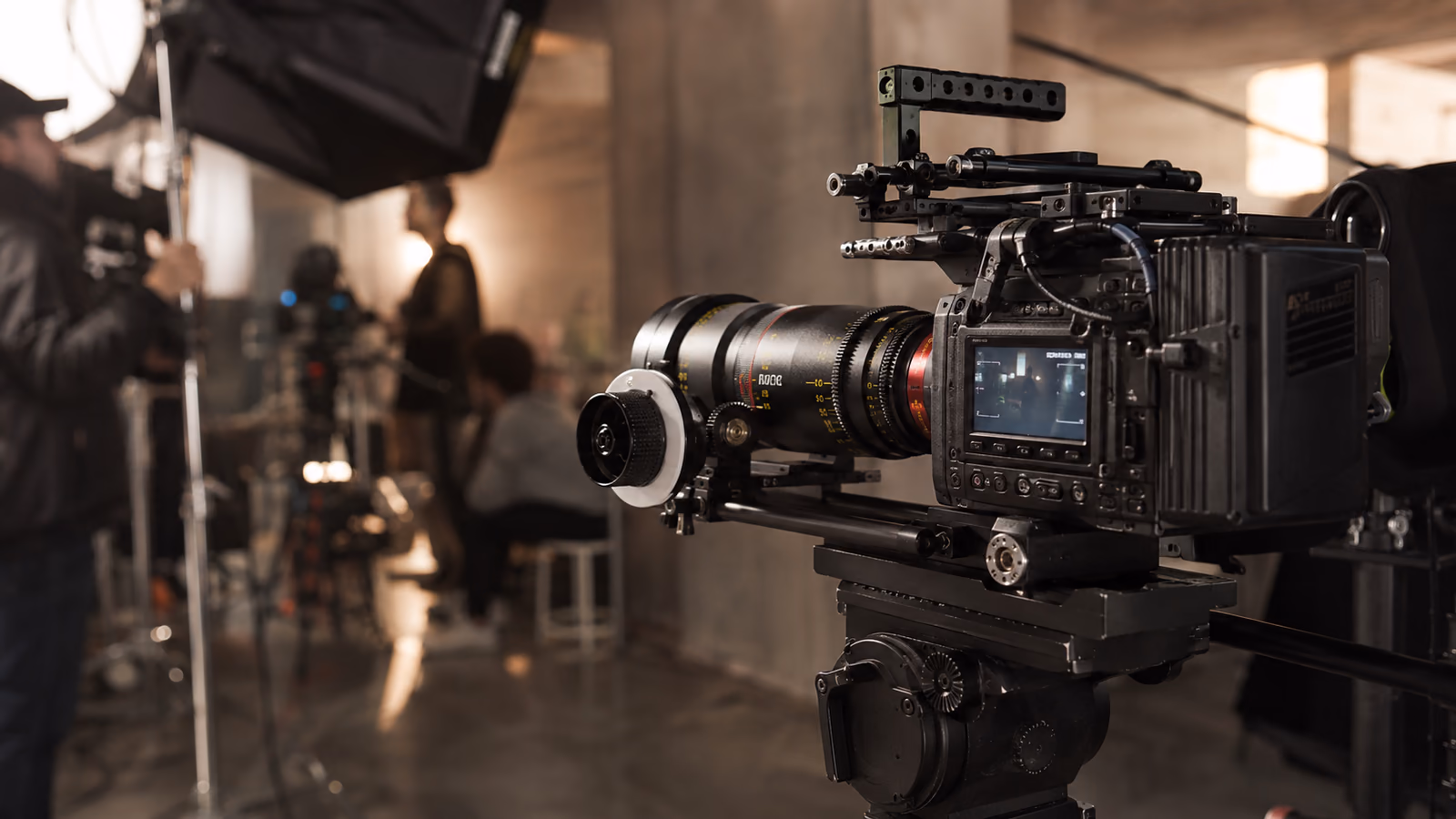 Caméra de cinéma professionnelle sur un plateau de tournage